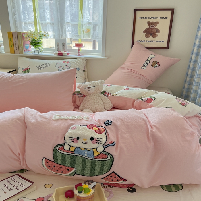 91家纺网 家纺一手货源 找家纺 喜颜 2025新款超柔水洗糯糯棉爆款毛巾绣四件套学生宿舍三件套 西瓜猫咪-浅粉