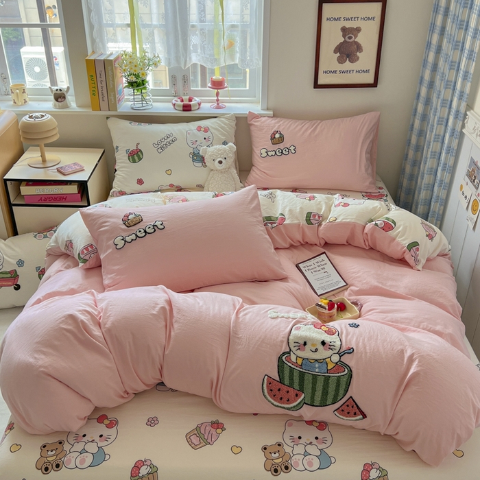 91家纺网 家纺一手货源 找家纺 喜颜 2025新款超柔水洗糯糯棉爆款毛巾绣四件套学生宿舍三件套 西瓜猫咪-浅粉