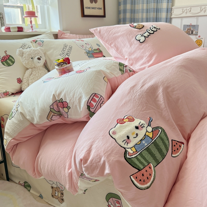 91家纺网 家纺一手货源 找家纺 喜颜 2025新款超柔水洗糯糯棉爆款毛巾绣四件套学生宿舍三件套 西瓜猫咪-浅粉