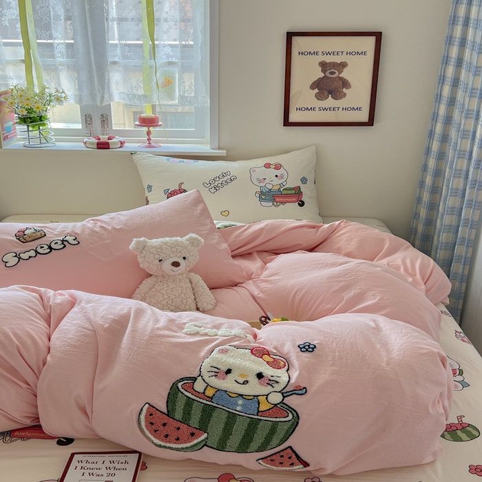 91家纺网 家纺一手货源 找家纺 喜颜 2025新款超柔水洗糯糯棉爆款毛巾绣四件套学生宿舍三件套 西瓜猫咪-浅粉
