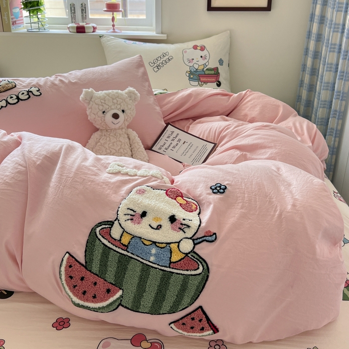 91家纺网 家纺一手货源 找家纺 喜颜 2025新款超柔水洗糯糯棉爆款毛巾绣四件套学生宿舍三件套 西瓜猫咪-浅粉