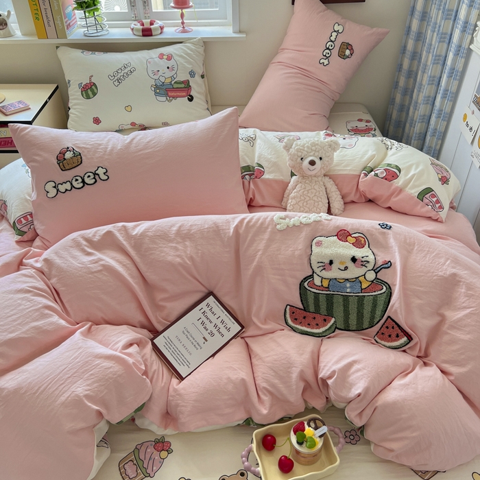 91家纺网 家纺一手货源 找家纺 喜颜 2025新款超柔水洗糯糯棉爆款毛巾绣四件套学生宿舍三件套 西瓜猫咪-浅粉