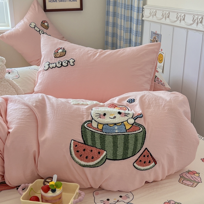 91家纺网 家纺一手货源 找家纺 喜颜 2025新款超柔水洗糯糯棉爆款毛巾绣四件套学生宿舍三件套 西瓜猫咪-浅粉