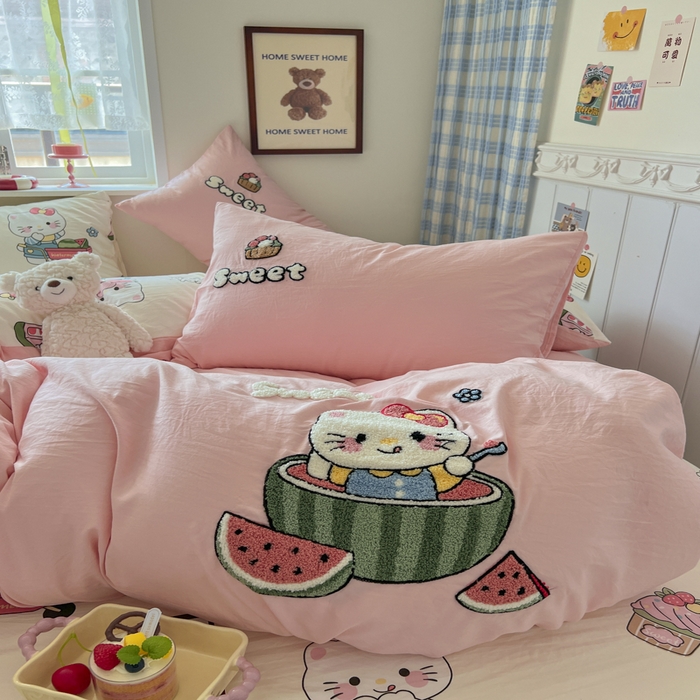 91家纺网 家纺一手货源 找家纺 喜颜 2025新款超柔水洗糯糯棉爆款毛巾绣四件套学生宿舍三件套 西瓜猫咪-浅粉