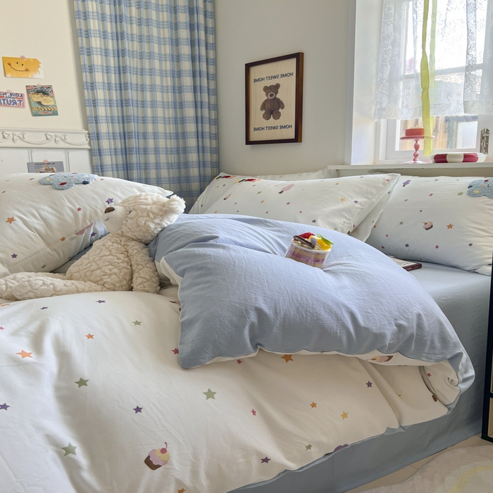 91家纺网 家纺一手货源 找家纺 喜颜 2025新款超柔水洗糯糯棉爆款毛巾绣四件套学生宿舍三件套 彩虹女孩-浅蓝