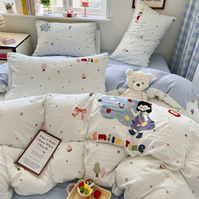 91家纺网 家纺一手货源 找家纺 喜颜 2025新款超柔水洗糯糯棉爆款毛巾绣四件套学生宿舍三件套 彩虹女孩-浅蓝