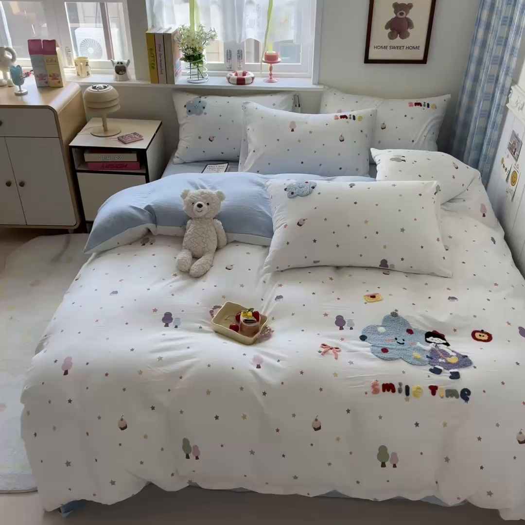 91家纺网 家纺一手货源 找家纺 喜颜 2025新款超柔水洗糯糯棉爆款毛巾绣四件套学生宿舍三件套 彩虹女孩-浅蓝