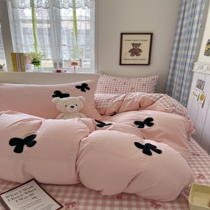 91家纺网 家纺一手货源 找家纺 喜颜 2025新款超柔水洗糯糯棉爆款毛巾绣四件套学生宿舍三件套 蝴蝶结-仙女粉