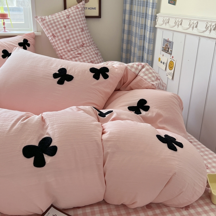 91家纺网 家纺一手货源 找家纺 喜颜 2025新款超柔水洗糯糯棉爆款毛巾绣四件套学生宿舍三件套 蝴蝶结-仙女粉