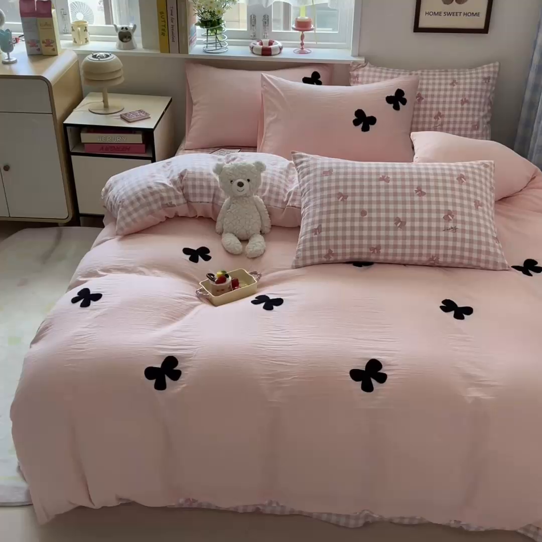 91家纺网 家纺一手货源 找家纺 喜颜 2025新款超柔水洗糯糯棉爆款毛巾绣四件套学生宿舍三件套 蝴蝶结-仙女粉