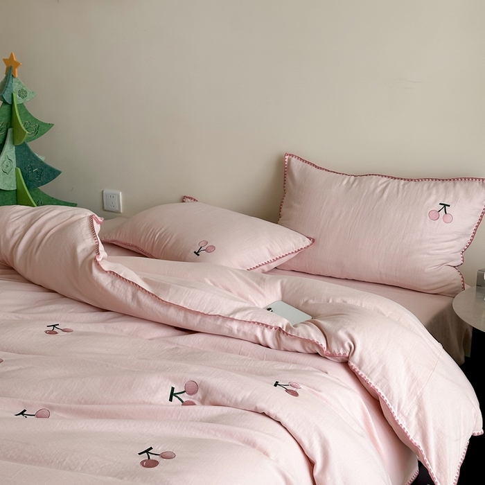 91家纺网 家纺一手货源 找家纺 西西家居2025新款A类超柔有氧双层纱四件套-樱桃（券后不低于328） 樱桃-粉