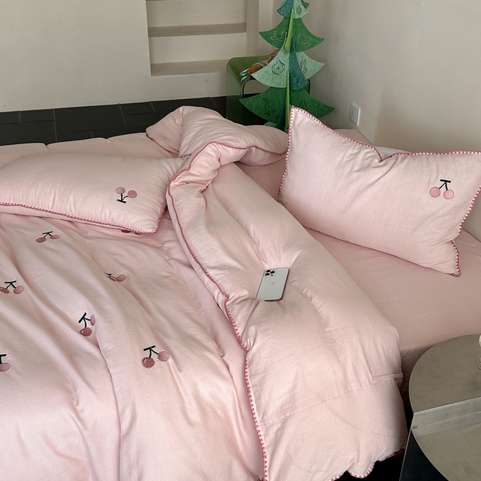 91家纺网 家纺一手货源 找家纺 西西家居2025新款A类超柔有氧双层纱四件套-樱桃（券后不低于328） 樱桃-粉