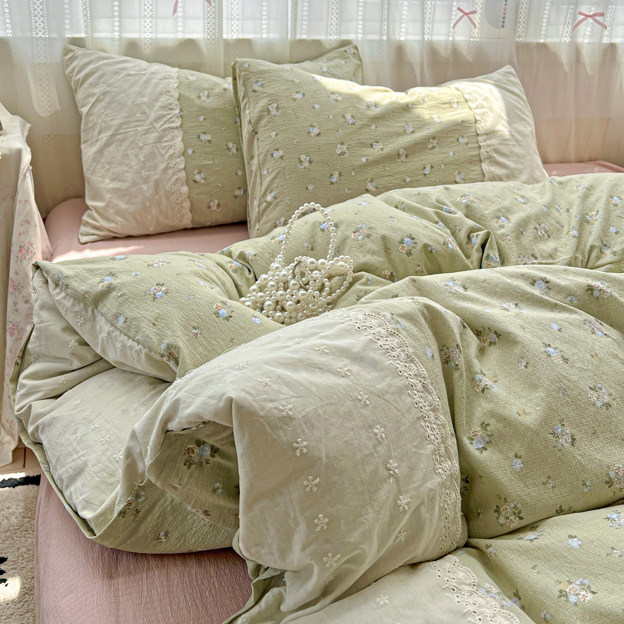 91家纺网 家纺一手货源 找家纺 喜颜 2025新款云感木棉双层纱贴布花边爆款四件套 初春-（贴布画布）