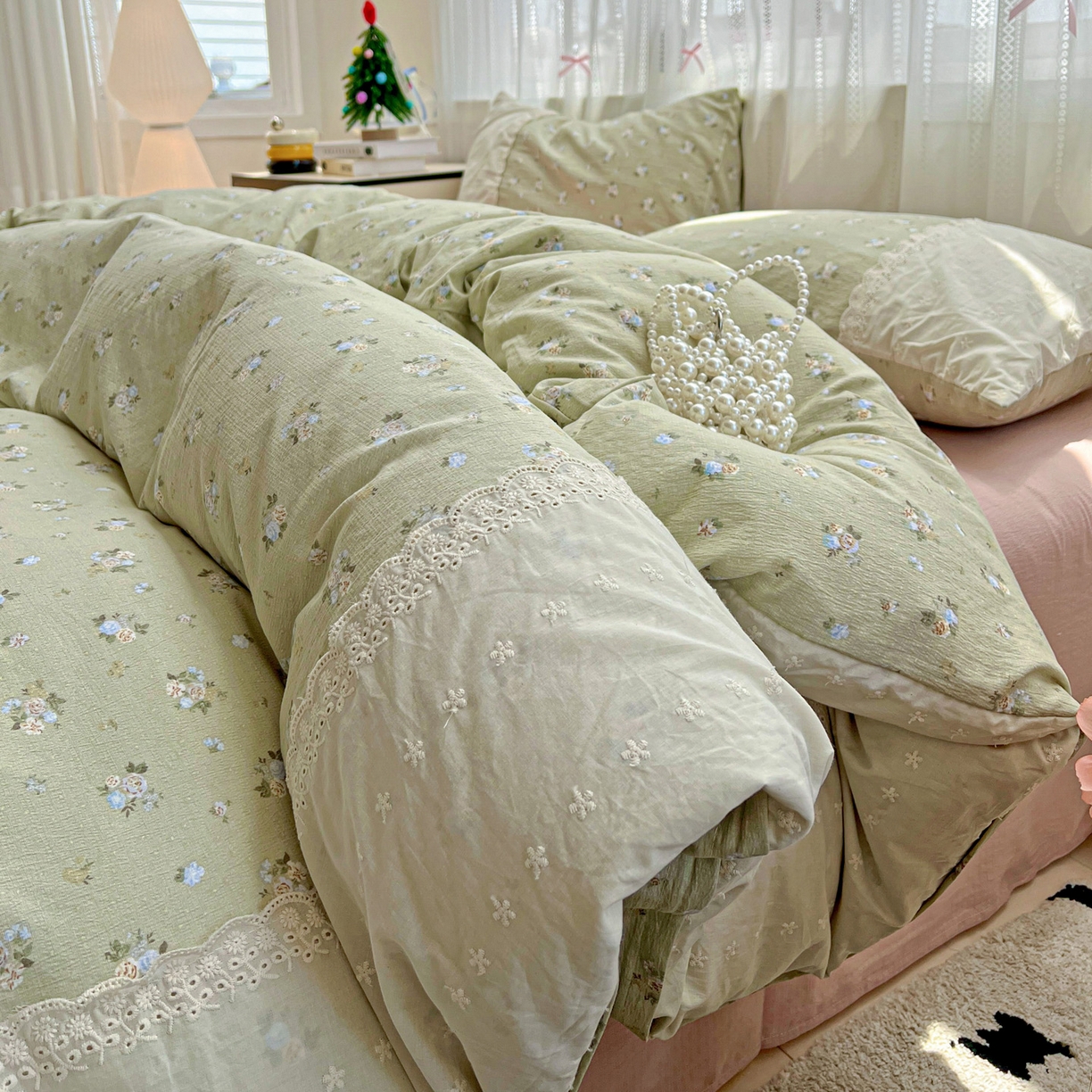 91家纺网 家纺一手货源 找家纺 喜颜 2025新款云感木棉双层纱贴布花边爆款四件套 初春-（贴布画布）