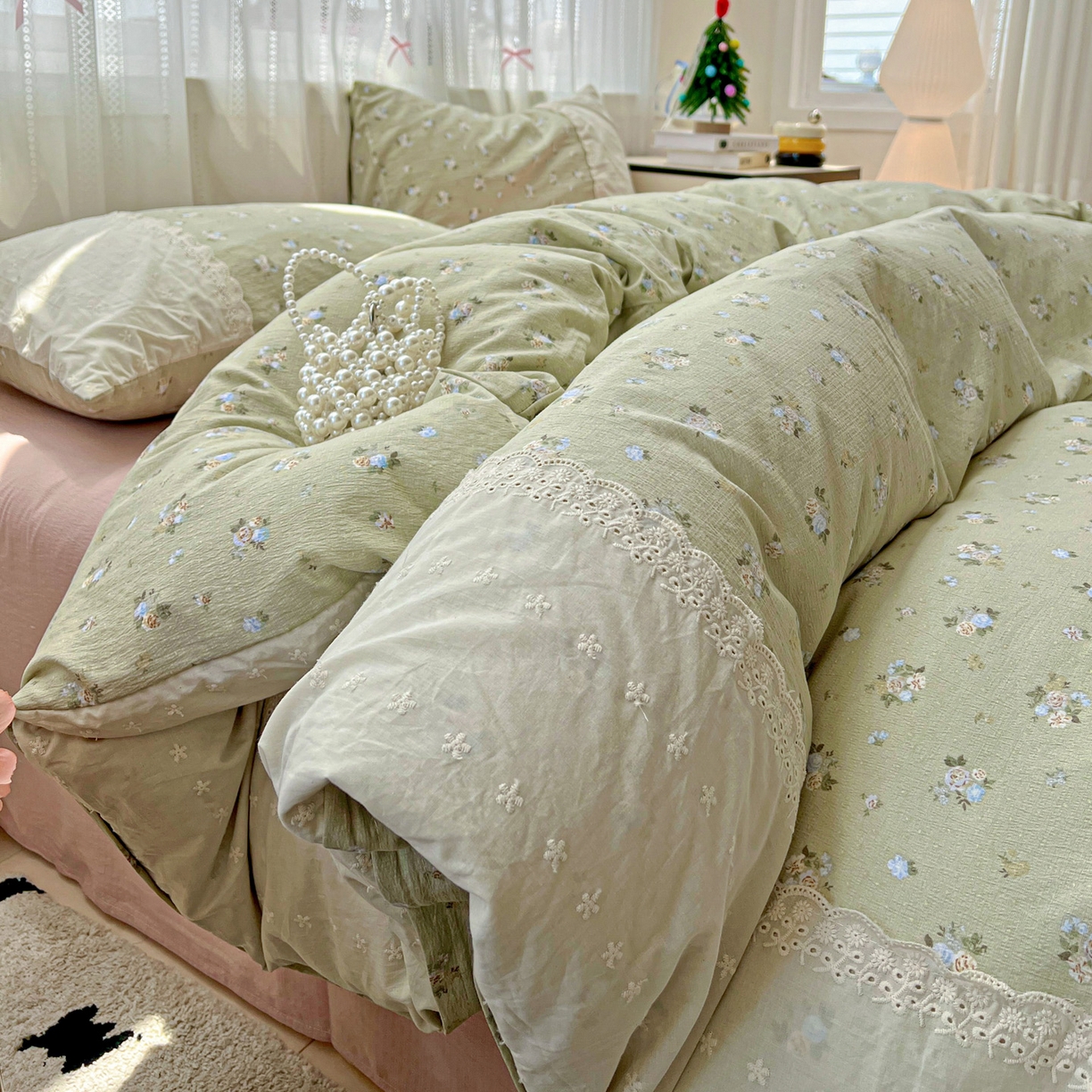 91家纺网 家纺一手货源 找家纺 喜颜 2025新款云感木棉双层纱贴布花边爆款四件套 初春-（贴布画布）