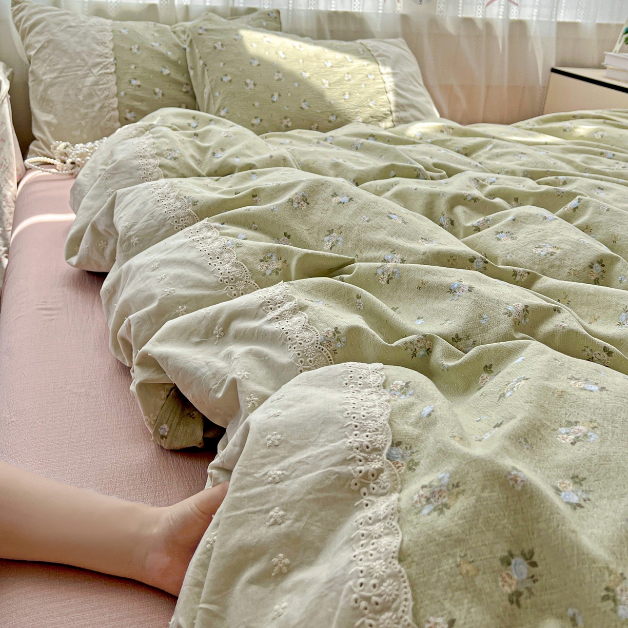 91家纺网 家纺一手货源 找家纺 喜颜 2025新款云感木棉双层纱贴布花边爆款四件套 初春-（贴布画布）