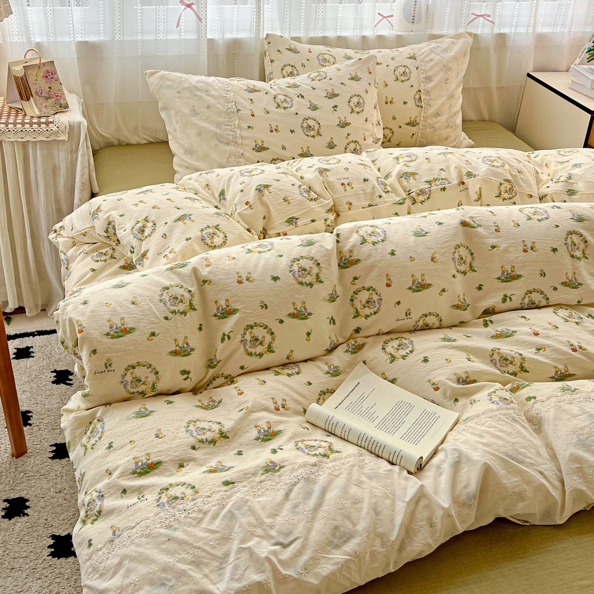 91家纺网 家纺一手货源 找家纺 喜颜 2025新款云感木棉双层纱贴布花边爆款四件套 多多兔-（贴布花边）