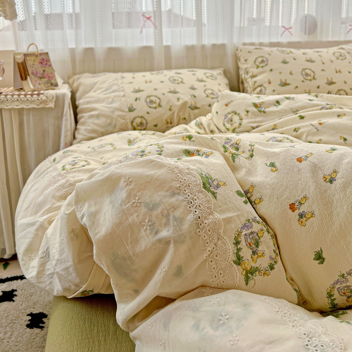 91家纺网 家纺一手货源 找家纺 喜颜 2025新款云感木棉双层纱贴布花边爆款四件套 多多兔-（贴布花边）