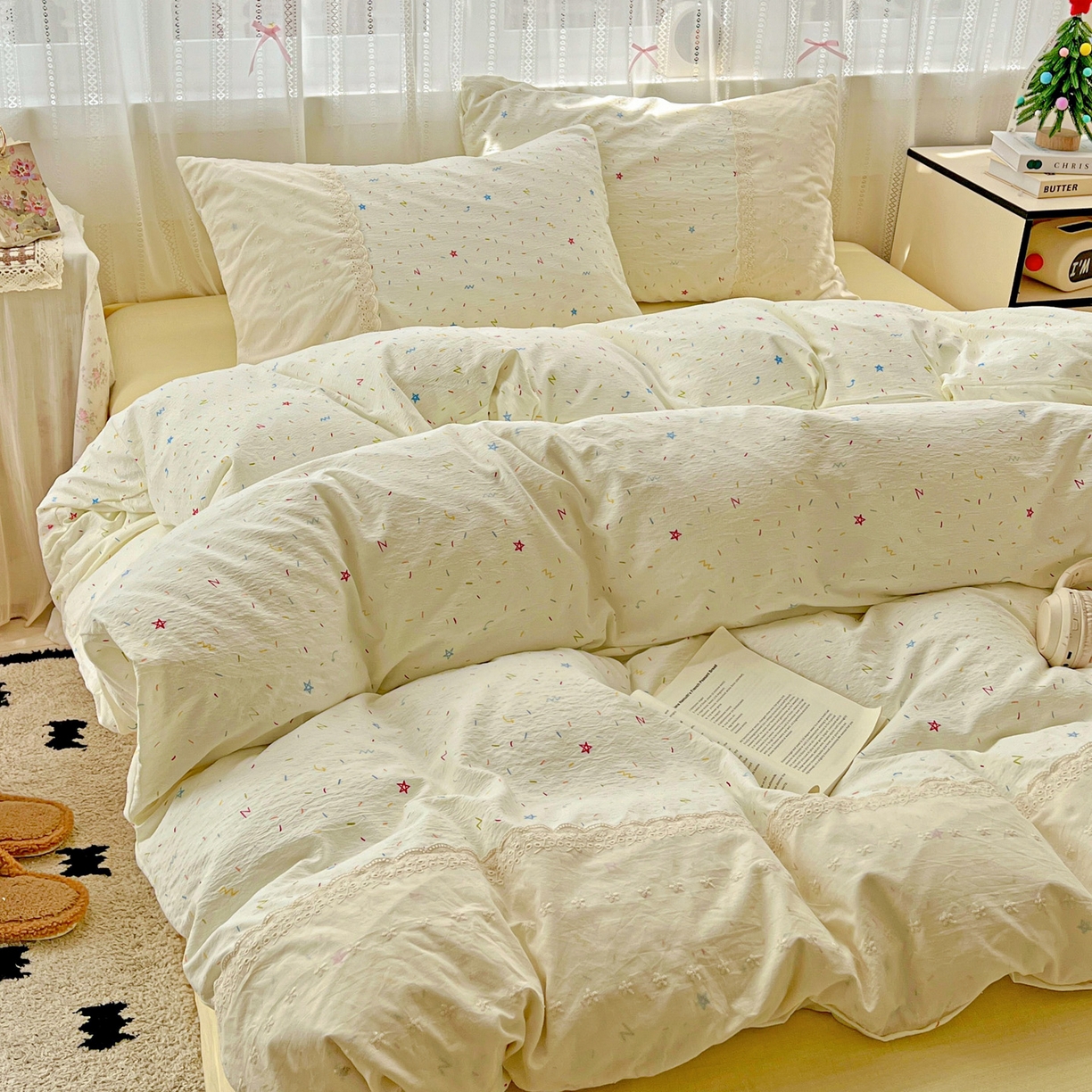 91家纺网 家纺一手货源 找家纺 喜颜 2025新款云感木棉双层纱贴布花边爆款四件套 繁星点点-（贴布花边）