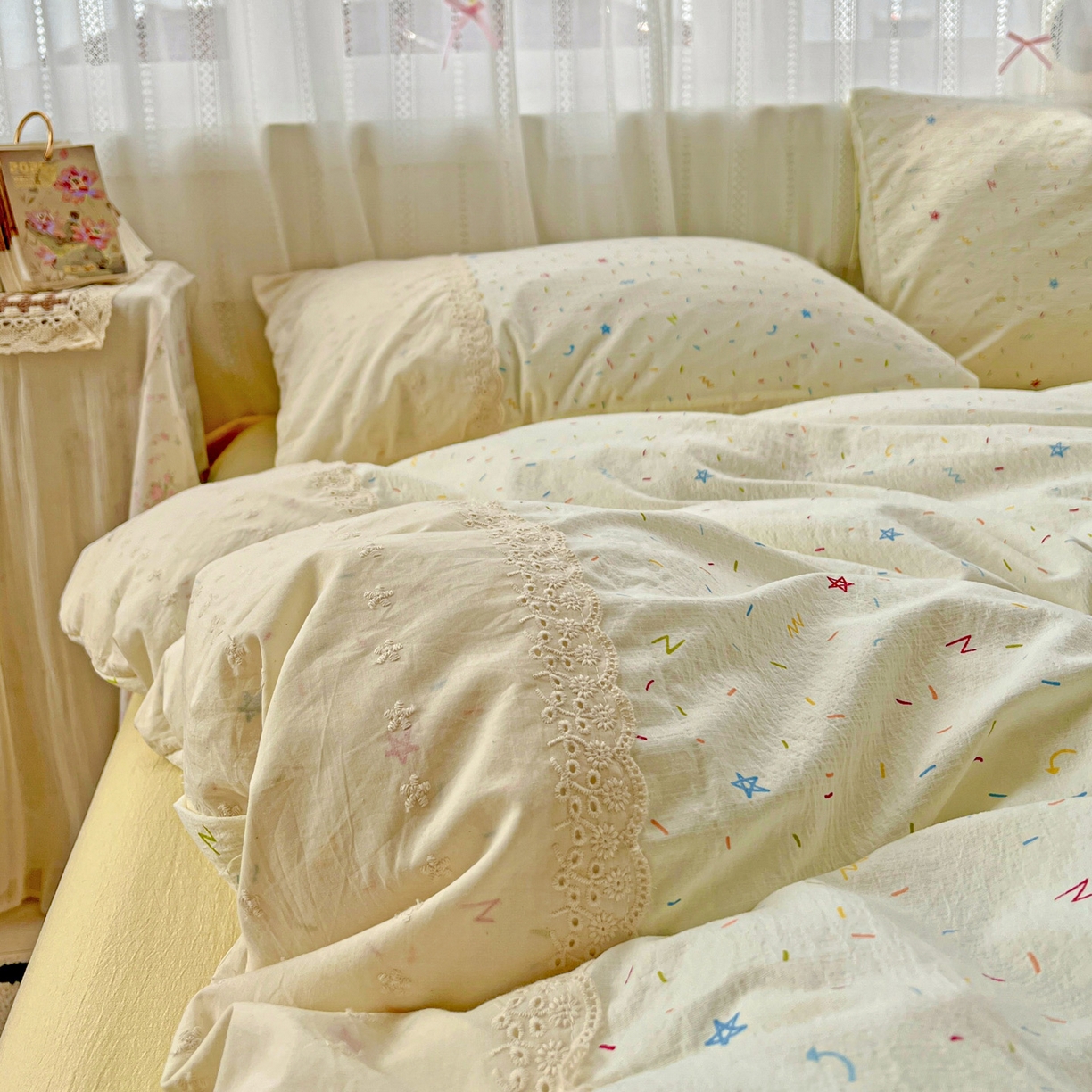 91家纺网 家纺一手货源 找家纺 喜颜 2025新款云感木棉双层纱贴布花边爆款四件套 繁星点点-（贴布花边）