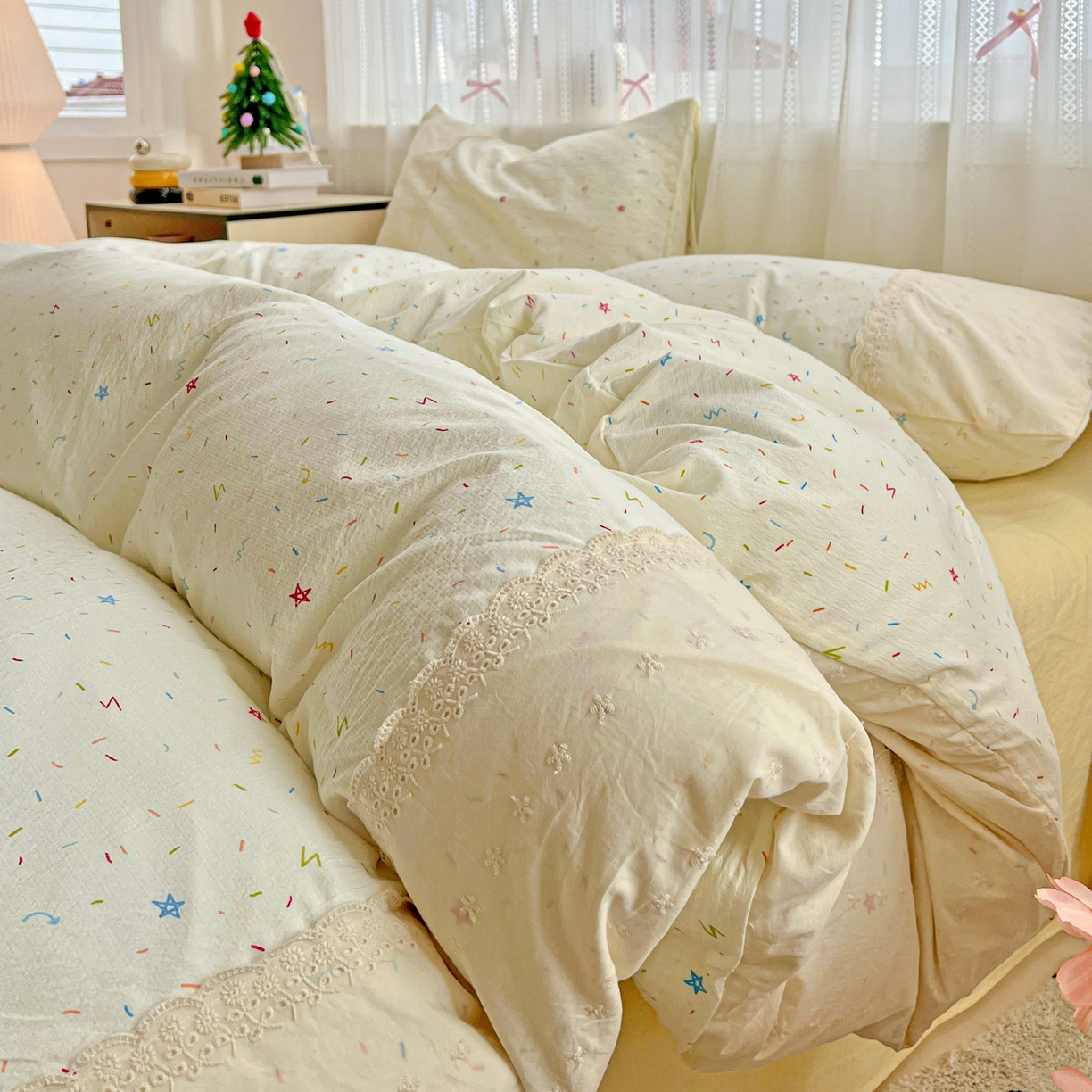 91家纺网 家纺一手货源 找家纺 喜颜 2025新款云感木棉双层纱贴布花边爆款四件套 繁星点点-（贴布花边）