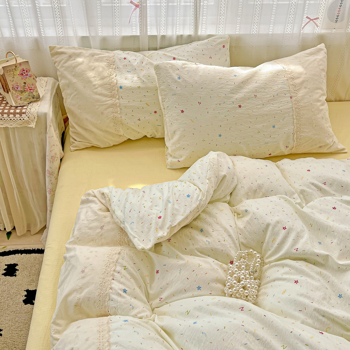 91家纺网 家纺一手货源 找家纺 喜颜 2025新款云感木棉双层纱贴布花边爆款四件套 繁星点点-（贴布花边）