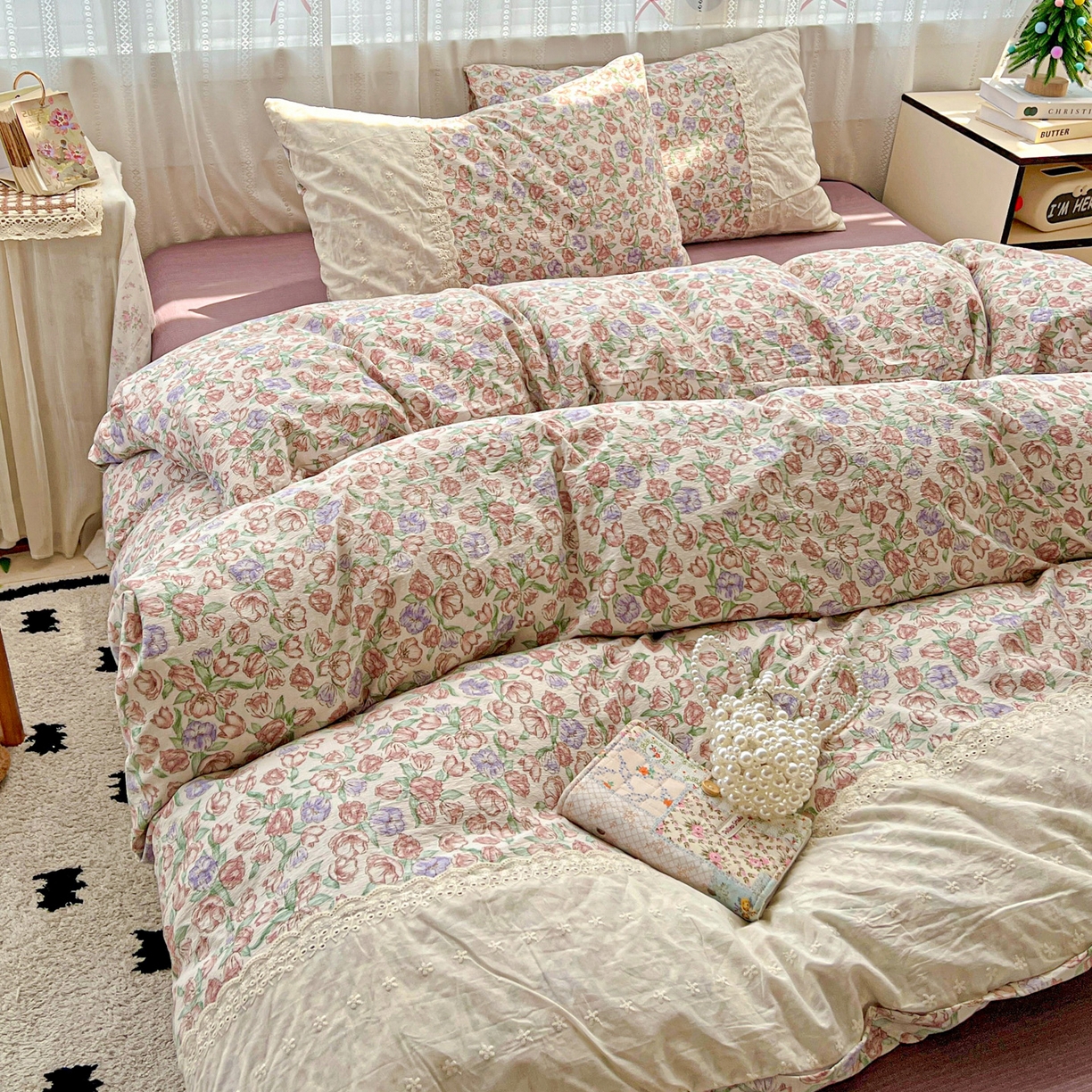 91家纺网 家纺一手货源 找家纺 喜颜 2025新款云感木棉双层纱贴布花边爆款四件套 粉郁-（贴布花边）