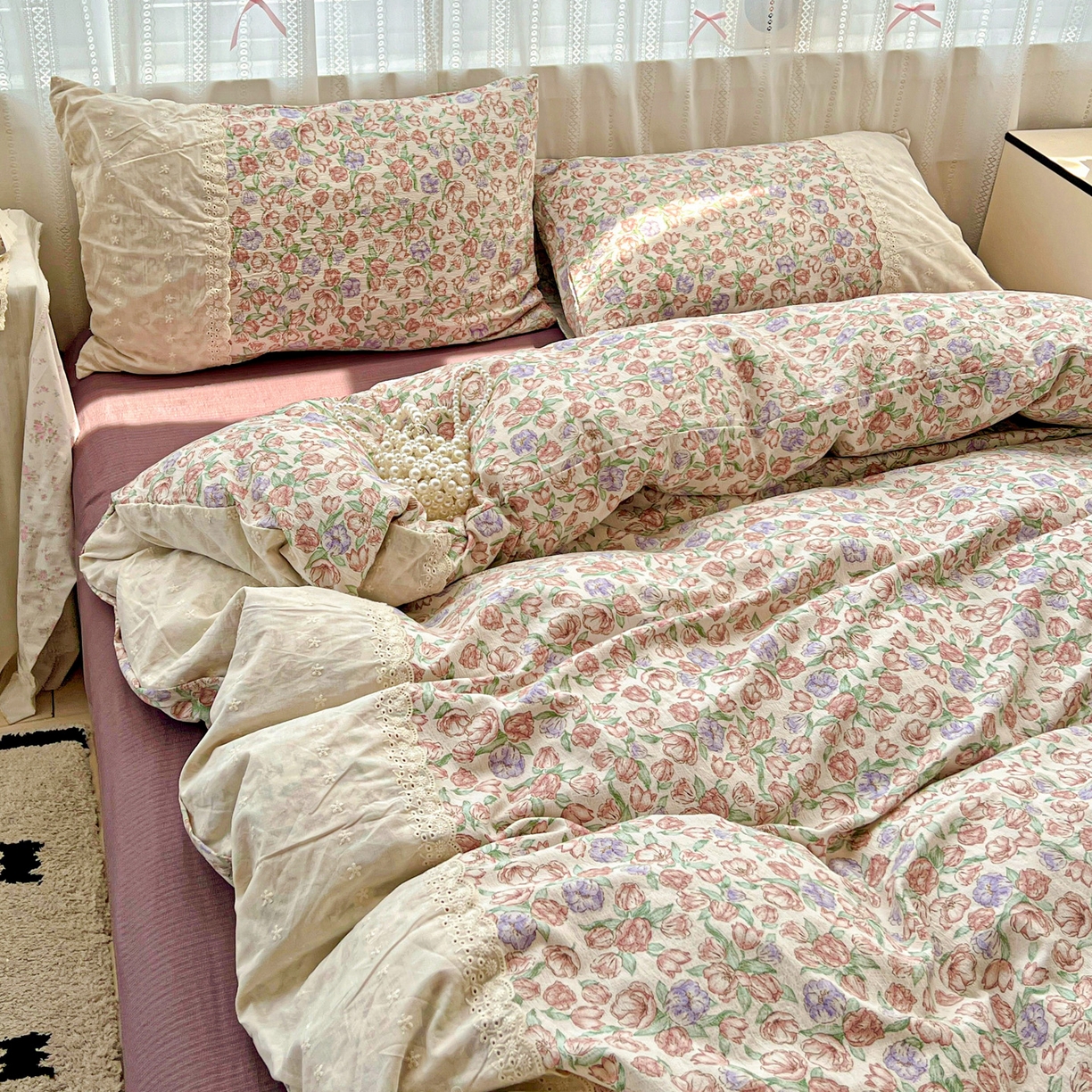 91家纺网 家纺一手货源 找家纺 喜颜 2025新款云感木棉双层纱贴布花边爆款四件套 粉郁-（贴布花边）