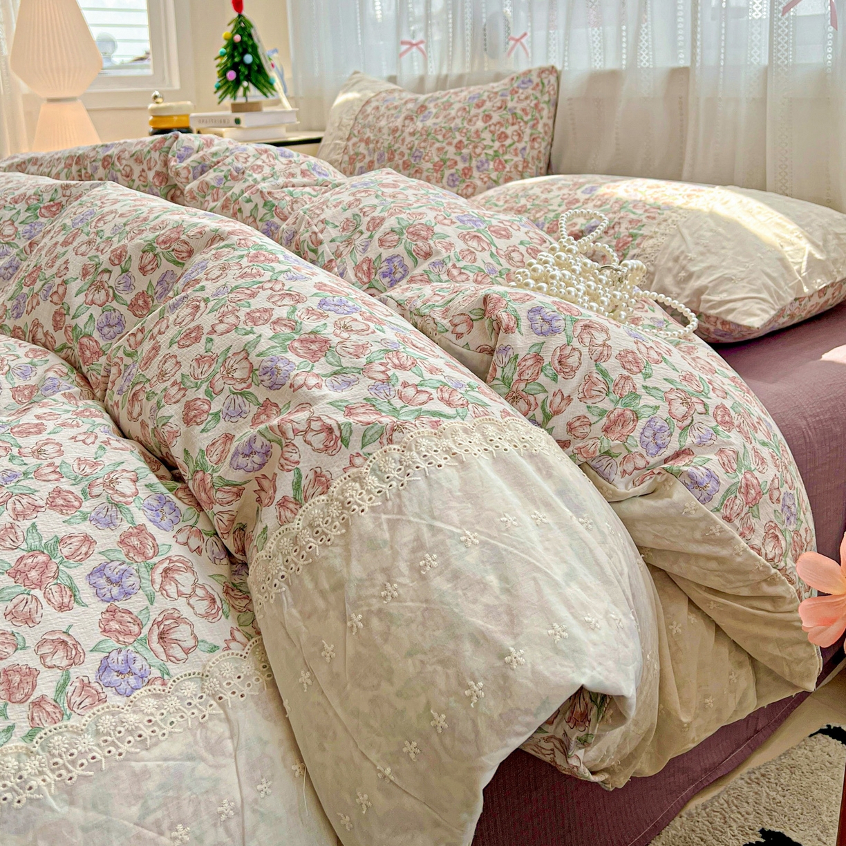 91家纺网 家纺一手货源 找家纺 喜颜 2025新款云感木棉双层纱贴布花边爆款四件套 粉郁-（贴布花边）