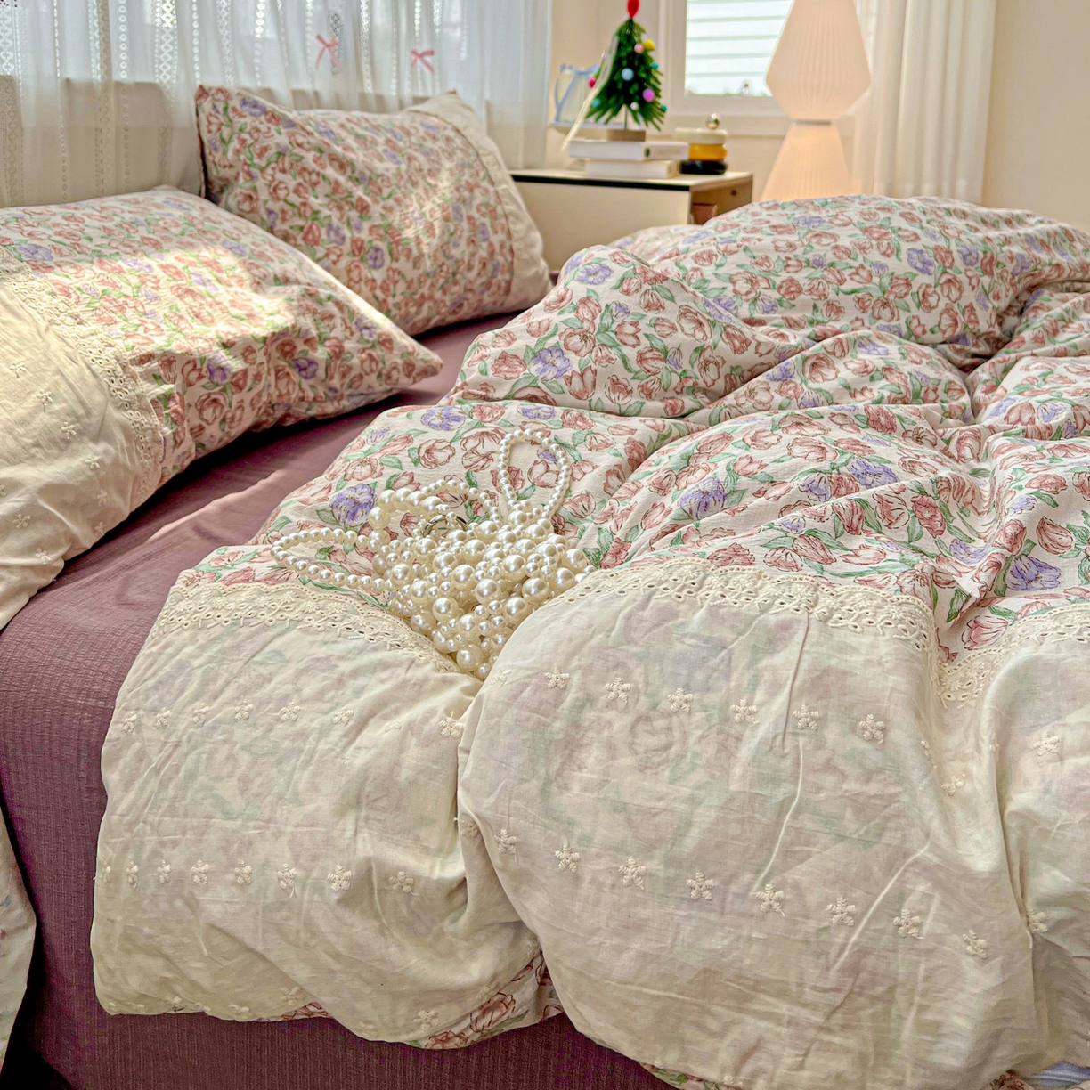 91家纺网 家纺一手货源 找家纺 喜颜 2025新款云感木棉双层纱贴布花边爆款四件套 粉郁-（贴布花边）