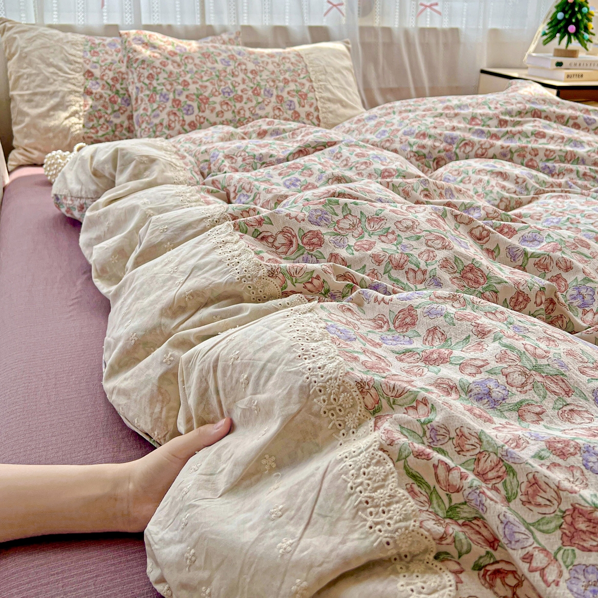 91家纺网 家纺一手货源 找家纺 喜颜 2025新款云感木棉双层纱贴布花边爆款四件套 粉郁-（贴布花边）