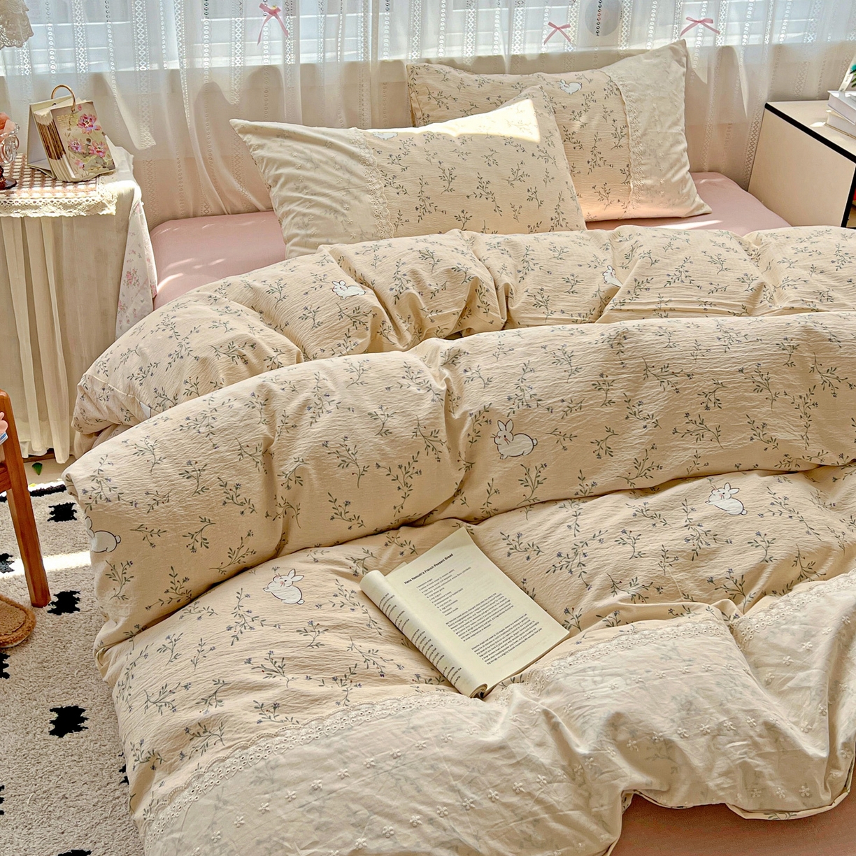 91家纺网 家纺一手货源 找家纺 喜颜 2025新款云感木棉双层纱贴布花边爆款四件套 花花小兔-（贴布花边）