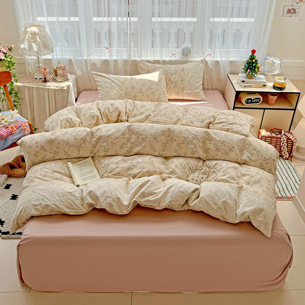 91家纺网 家纺一手货源 找家纺 喜颜 2025新款云感木棉双层纱贴布花边爆款四件套 花花小兔-（贴布花边）