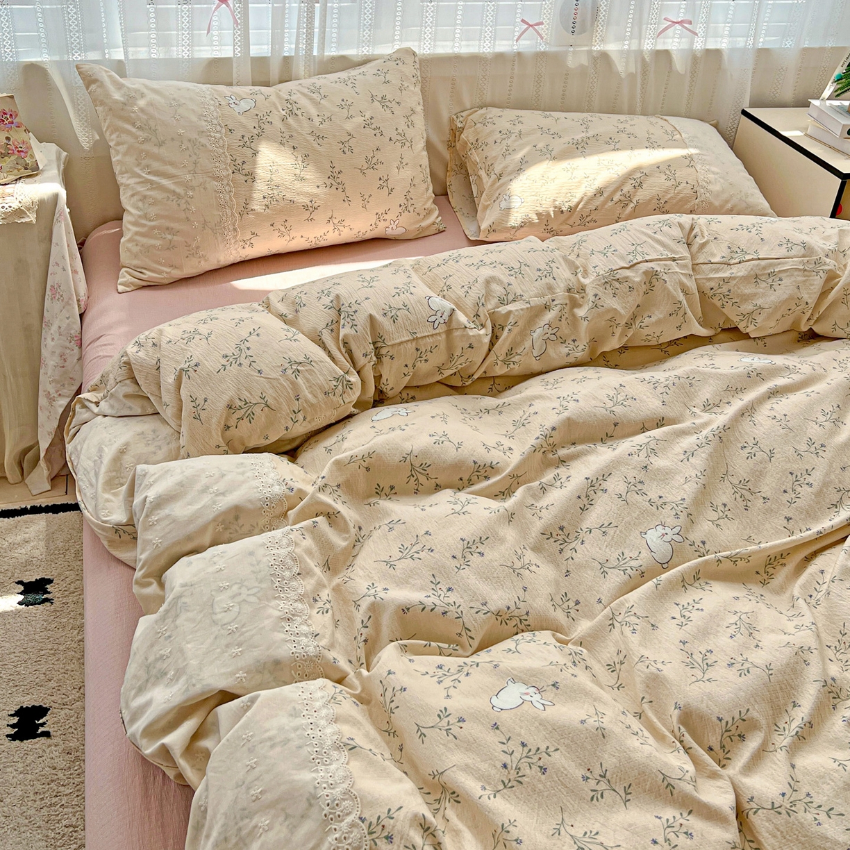 91家纺网 家纺一手货源 找家纺 喜颜 2025新款云感木棉双层纱贴布花边爆款四件套 花花小兔-（贴布花边）