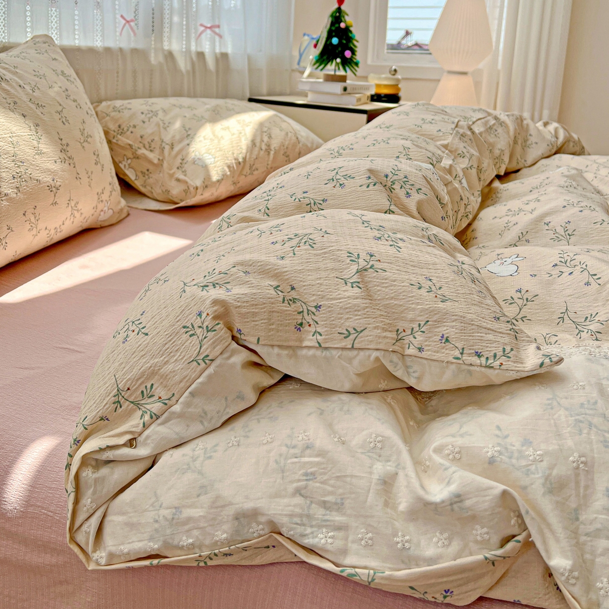 91家纺网 家纺一手货源 找家纺 喜颜 2025新款云感木棉双层纱贴布花边爆款四件套 花花小兔-（贴布花边）