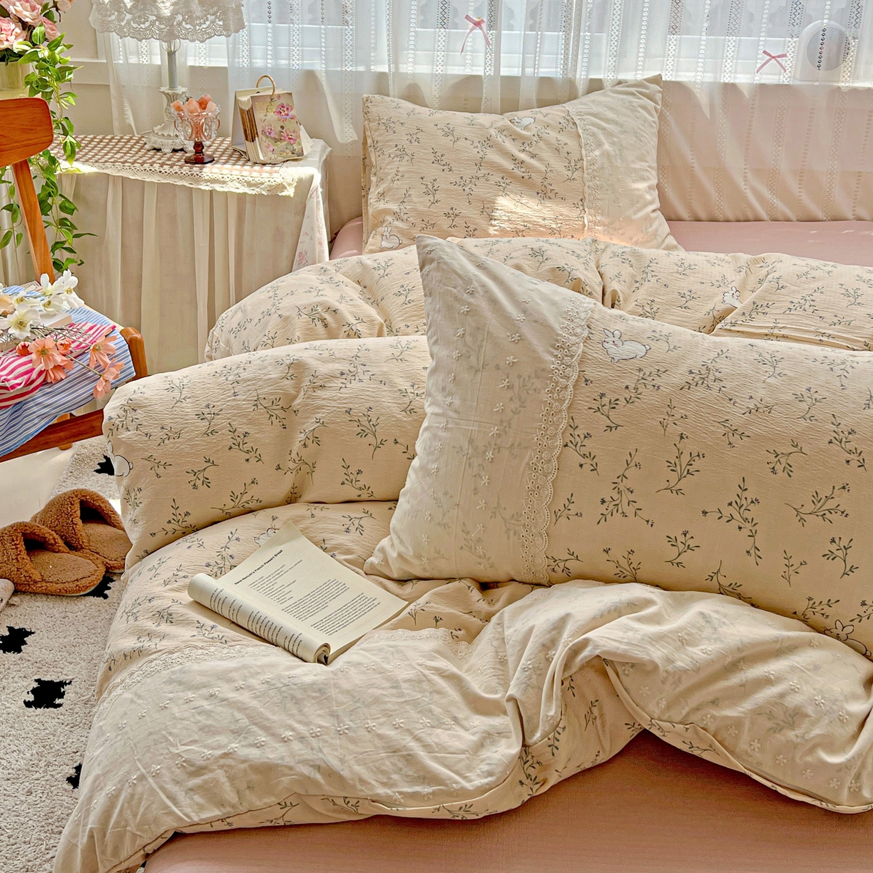 91家纺网 家纺一手货源 找家纺 喜颜 2025新款云感木棉双层纱贴布花边爆款四件套 花花小兔-（贴布花边）