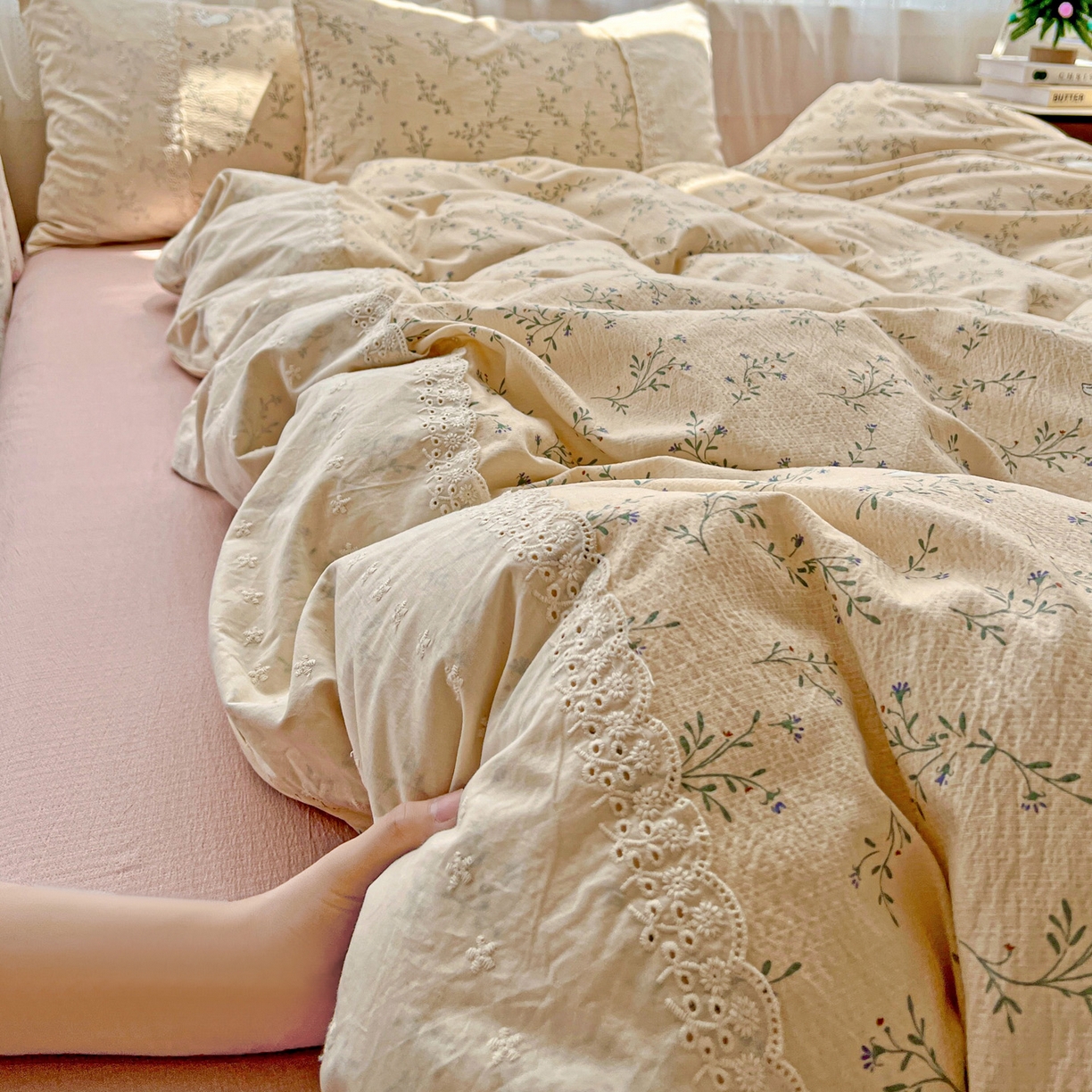 91家纺网 家纺一手货源 找家纺 喜颜 2025新款云感木棉双层纱贴布花边爆款四件套 花花小兔-（贴布花边）