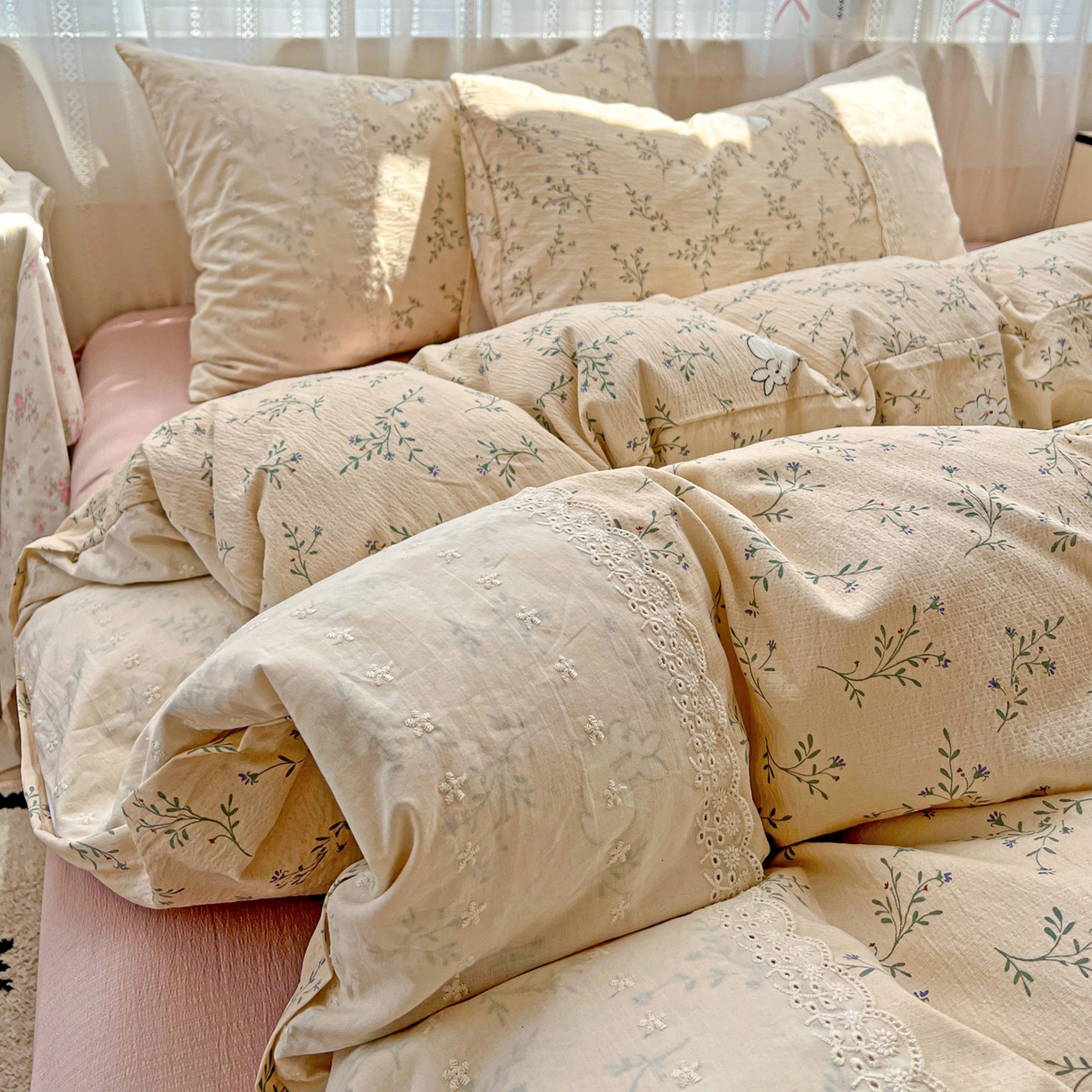 91家纺网 家纺一手货源 找家纺 喜颜 2025新款云感木棉双层纱贴布花边爆款四件套 花花小兔-（贴布花边）