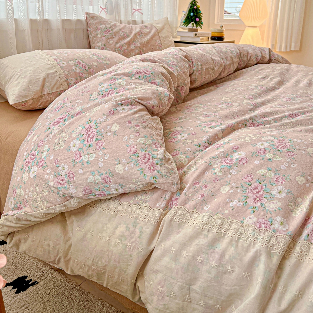 91家纺网 家纺一手货源 找家纺 喜颜 2025新款云感木棉双层纱贴布花边爆款四件套 漫花田-（贴布花边）