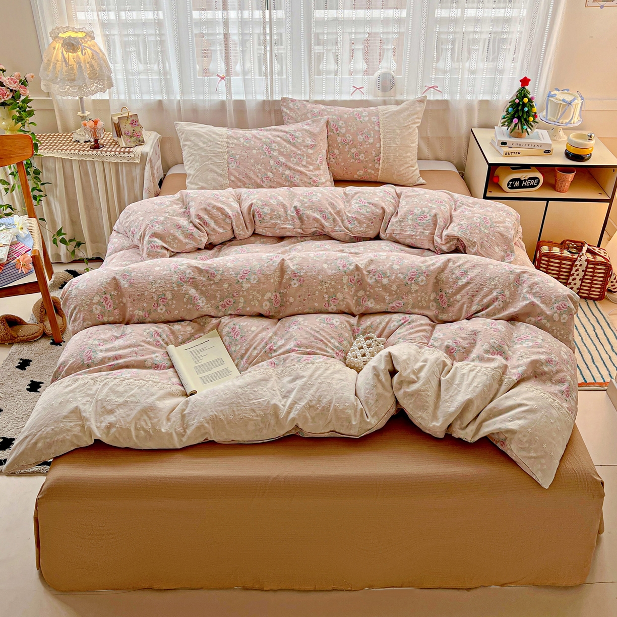 91家纺网 家纺一手货源 找家纺 喜颜 2025新款云感木棉双层纱贴布花边爆款四件套 漫花田-（贴布花边）