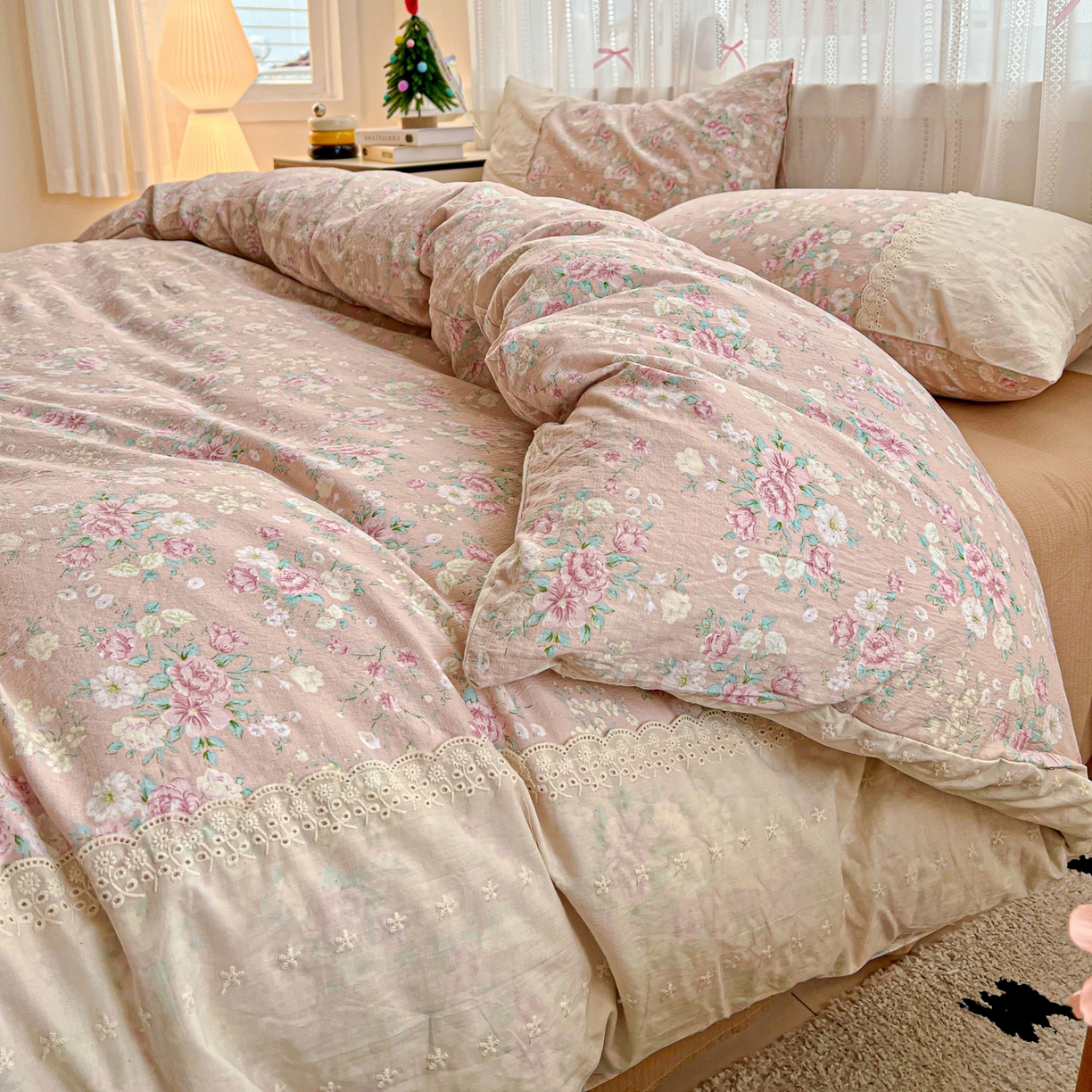 91家纺网 家纺一手货源 找家纺 喜颜 2025新款云感木棉双层纱贴布花边爆款四件套 漫花田-（贴布花边）