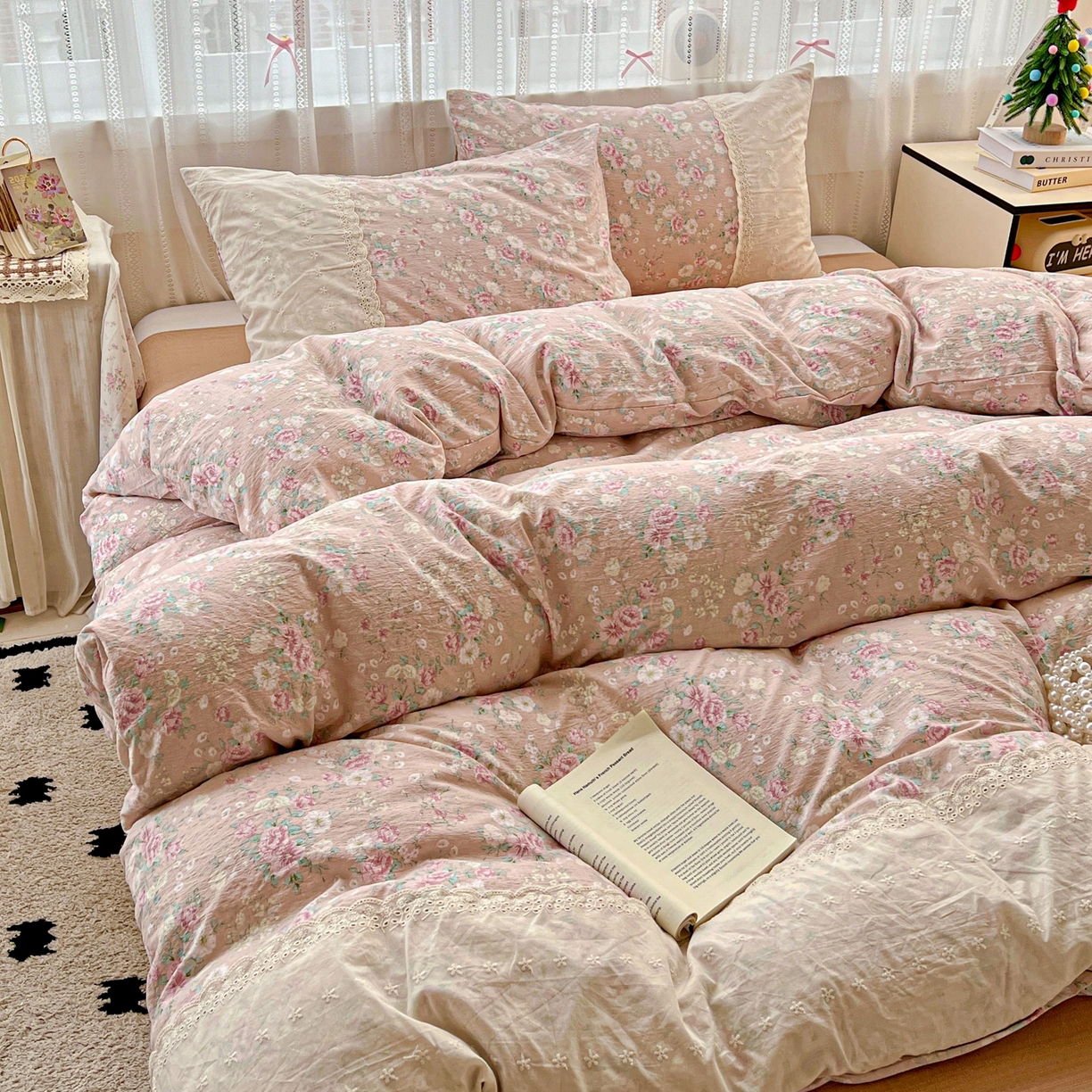 91家纺网 家纺一手货源 找家纺 喜颜 2025新款云感木棉双层纱贴布花边爆款四件套 漫花田-（贴布花边）