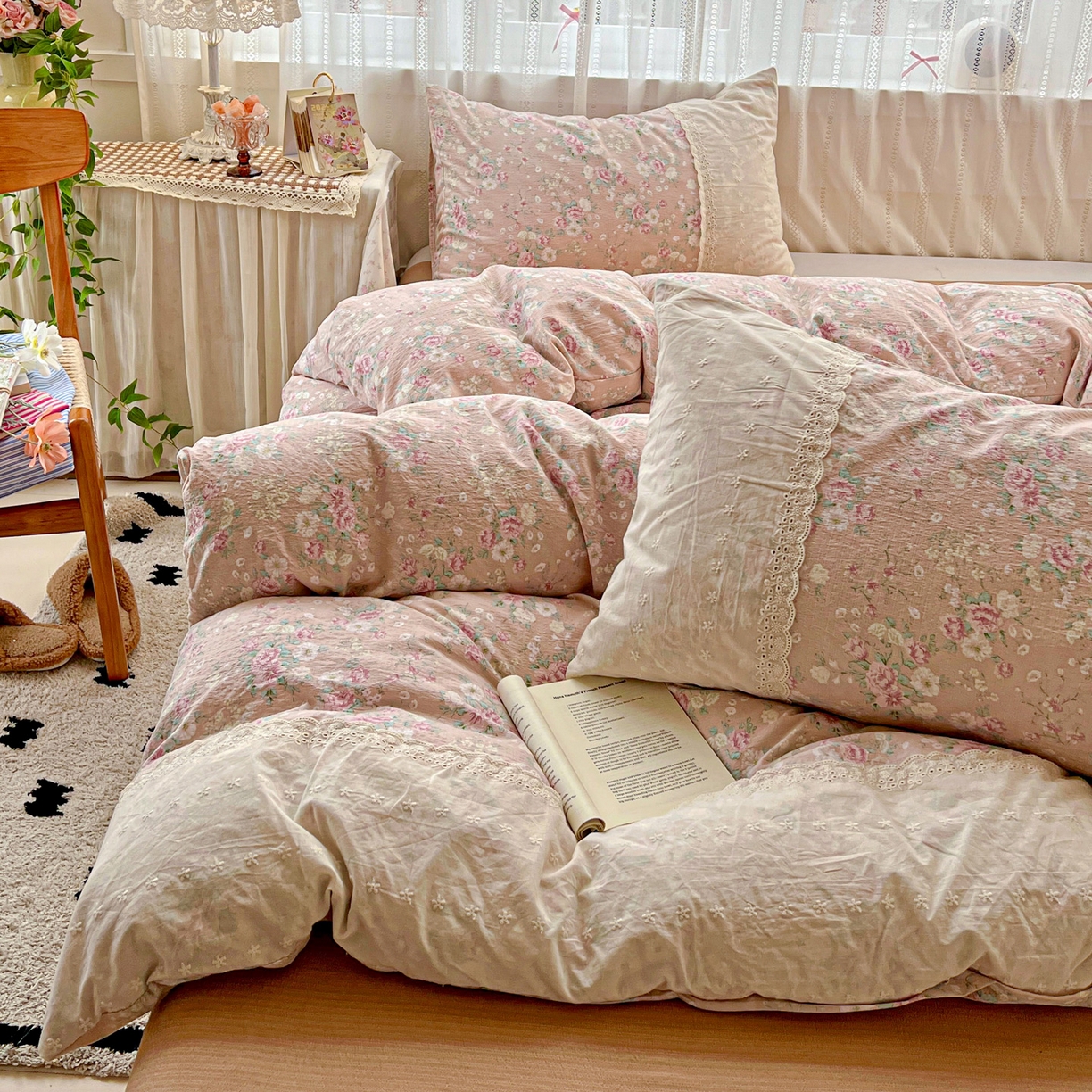 91家纺网 家纺一手货源 找家纺 喜颜 2025新款云感木棉双层纱贴布花边爆款四件套 漫花田-（贴布花边）