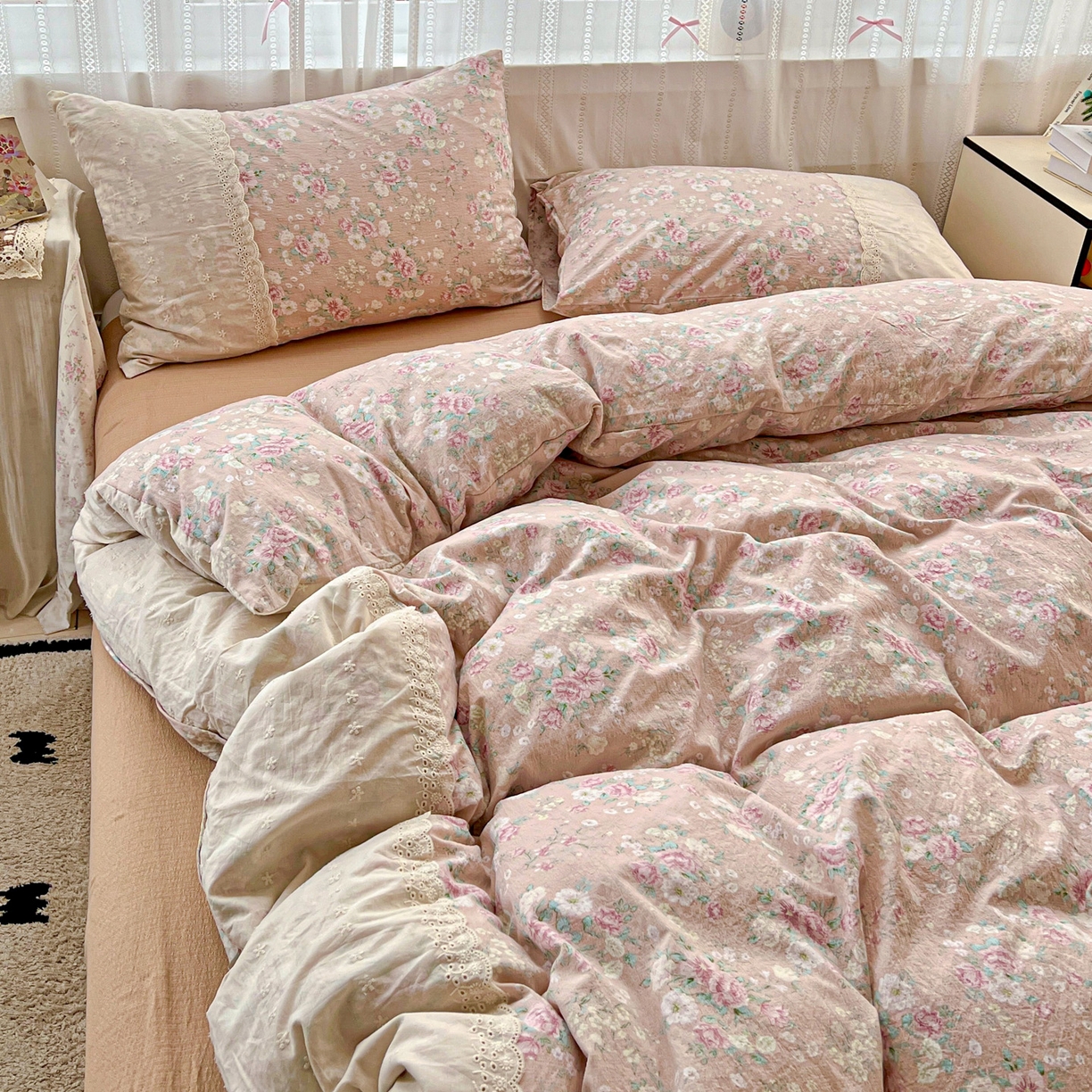 91家纺网 家纺一手货源 找家纺 喜颜 2025新款云感木棉双层纱贴布花边爆款四件套 漫花田-（贴布花边）