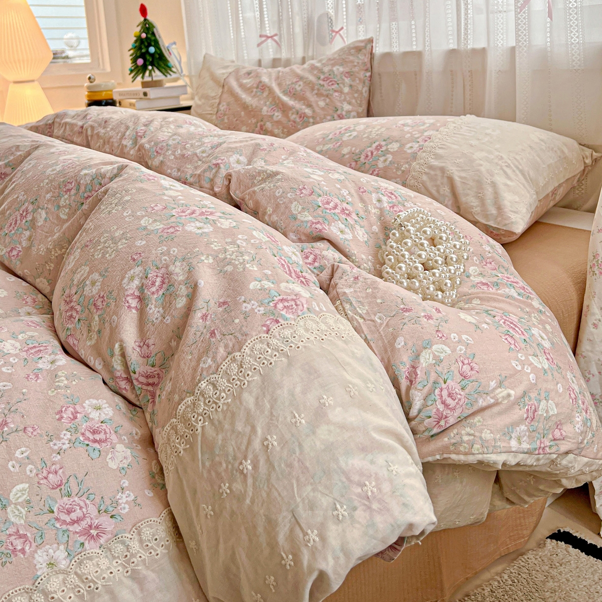 91家纺网 家纺一手货源 找家纺 喜颜 2025新款云感木棉双层纱贴布花边爆款四件套 漫花田-（贴布花边）