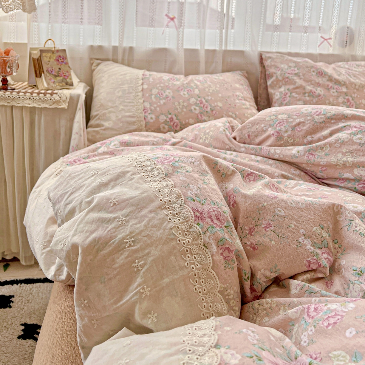 91家纺网 家纺一手货源 找家纺 喜颜 2025新款云感木棉双层纱贴布花边爆款四件套 漫花田-（贴布花边）