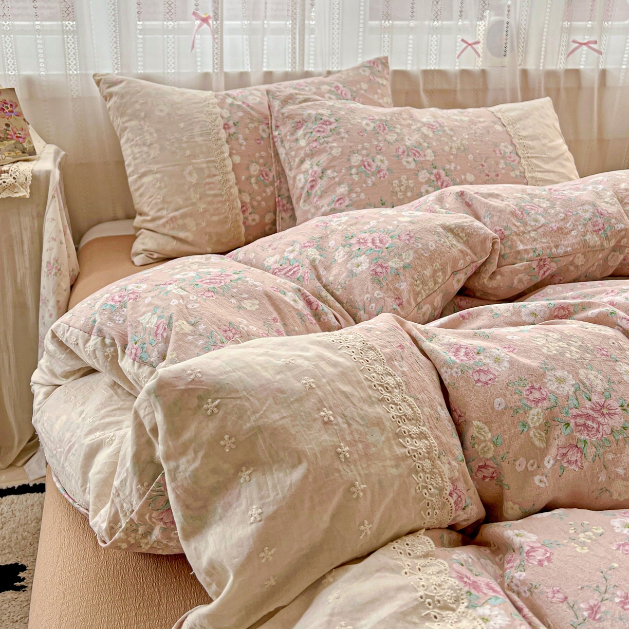 91家纺网 家纺一手货源 找家纺 喜颜 2025新款云感木棉双层纱贴布花边爆款四件套 漫花田-（贴布花边）