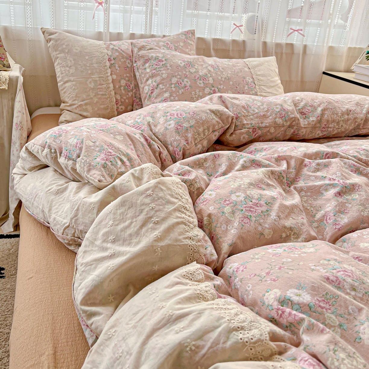 91家纺网 家纺一手货源 找家纺 喜颜 2025新款云感木棉双层纱贴布花边爆款四件套 漫花田-（贴布花边）