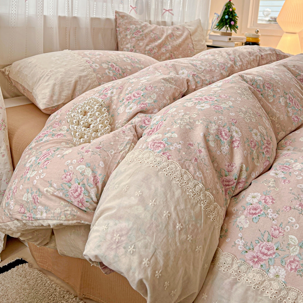 91家纺网 家纺一手货源 找家纺 喜颜 2025新款云感木棉双层纱贴布花边爆款四件套 漫花田-（贴布花边）