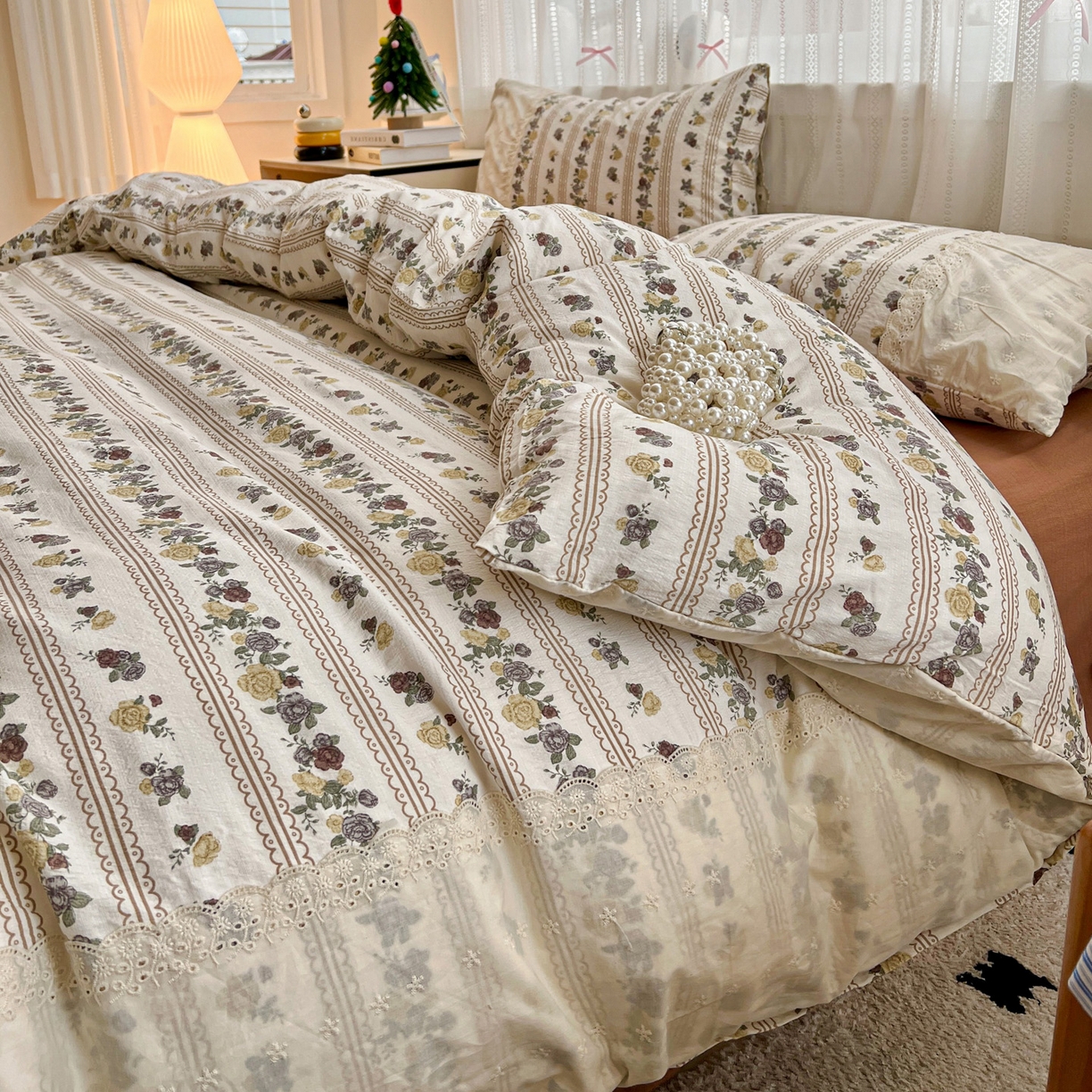 91家纺网 家纺一手货源 找家纺 喜颜 2025新款云感木棉双层纱贴布花边爆款四件套 玫瑰庄园-(贴布花边）